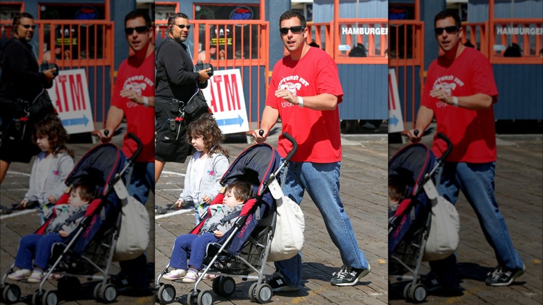 Adam Sandler poussant Sunny dans une poussette alors qu'il marchait avec Sadie