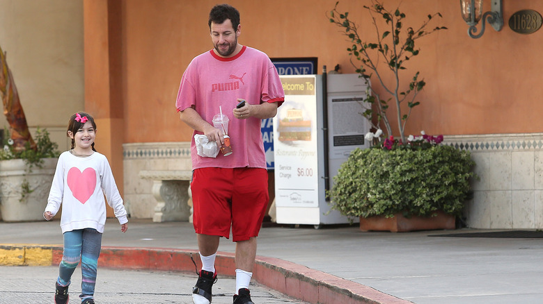 Sunny Sandler et Adam Sandler marchant ensemble