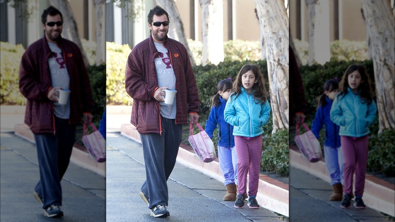 Adam Sandler marchant avec ses filles