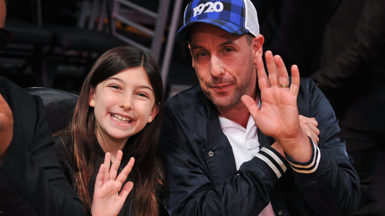 Sunny Sandler et Adam Sandler saluant