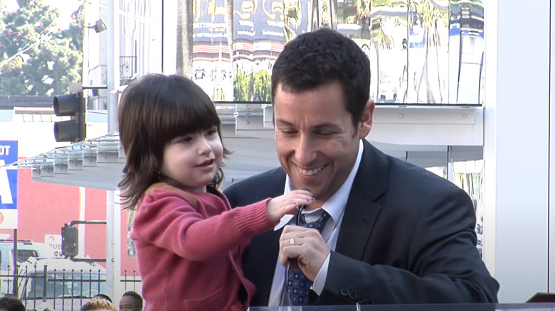 Sunny Sandler essaie de prendre le micro d'Adam Sandler