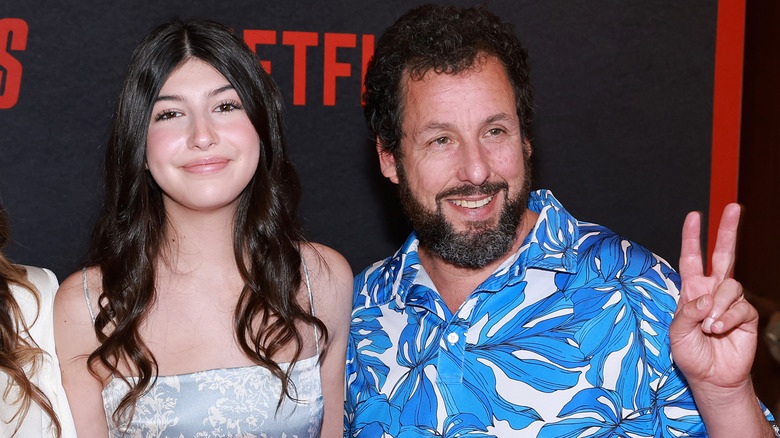 Sunny Sandler souriant, Adam Sandler faisant un signe de paix