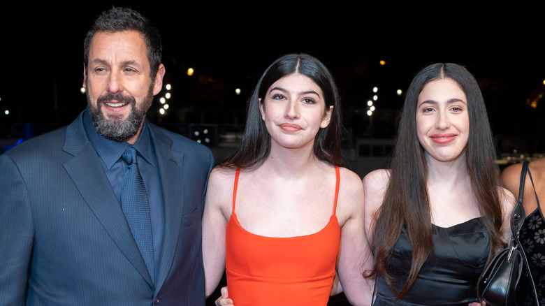 Adam, Sunny et Sadie Sandler souriants