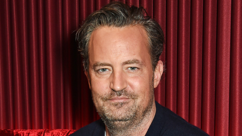 Matthew Perry posant pour la photo