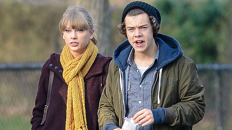 Taylor Swift et Harry Styles marchant