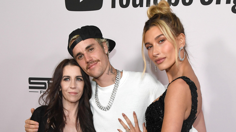 Pattie Mallette, à gauche, Justin Bieber, au centre, et Hailey Bieber, à droite