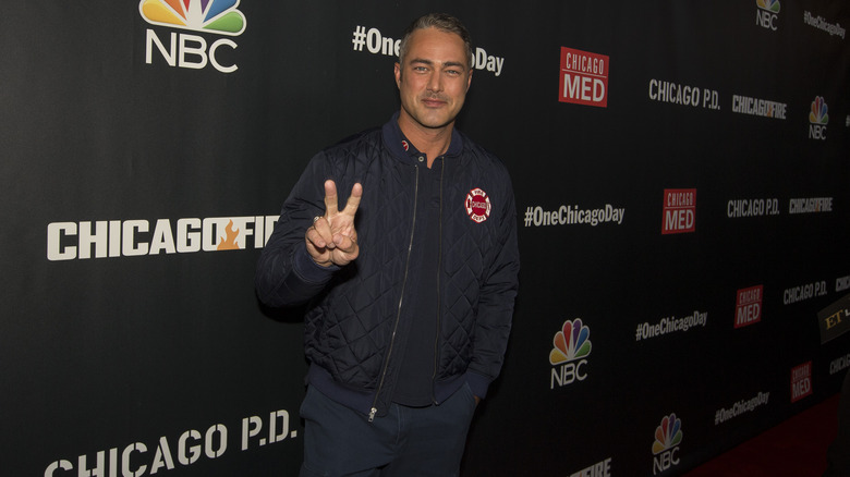 Taylor Kinney souriant