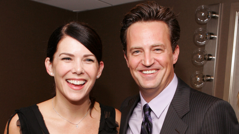 Lauren Graham et Matthew Perry rient