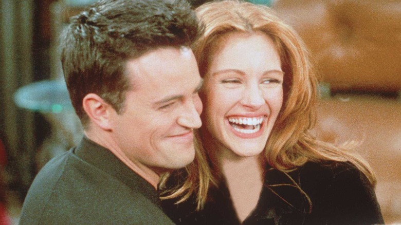 Matthew Perry et Julia Roberts rient