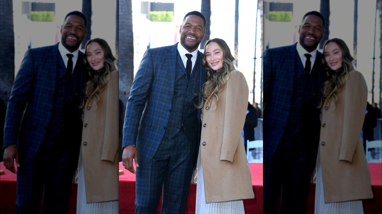 Michael Strahan et Kayla Quick posant ensemble