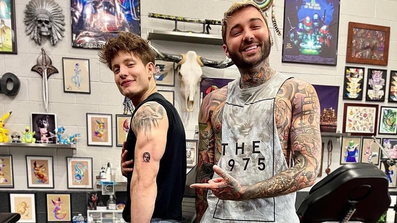 Matt Rife posant avec un tatoueur