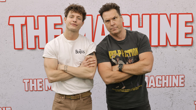 Matt Rife, Dane Cook, les bras croisés