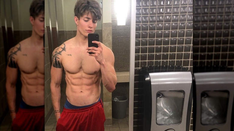 Matt Rife prend un selfie dans la salle de bain