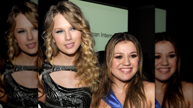 Taylor Swift et Kelly Clarkson posant