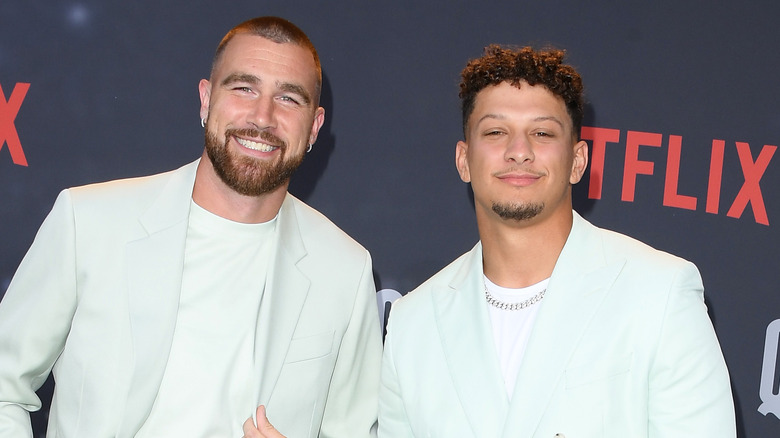 Travis Kelce et Patrick Mahomes posant