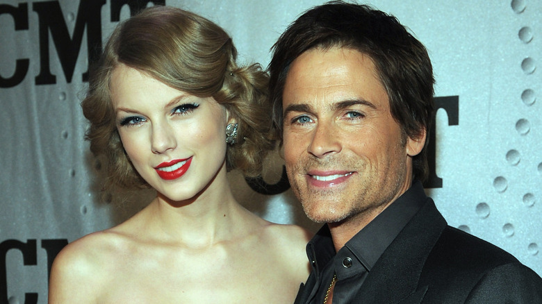 Taylor Swift et Rob Lowe posant