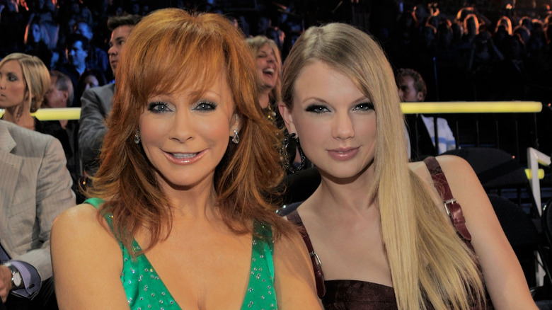 Reba McEntire et Taylor Swift posant