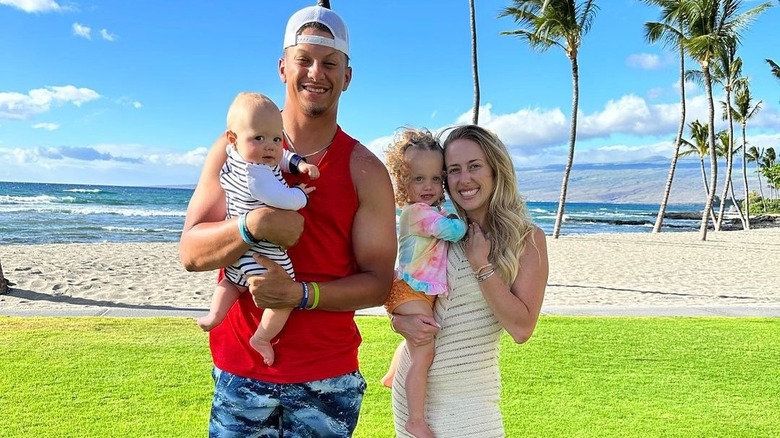 Patrick et Brittany Mahomes tiennent leurs enfants dans leurs bras