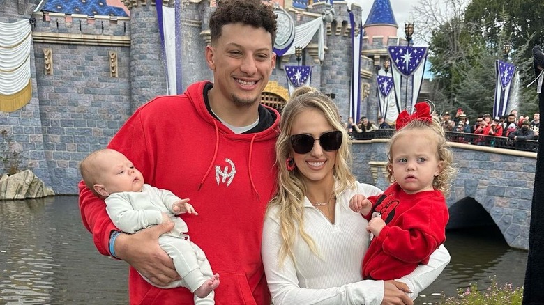 Patrick et Brittany Mahomes tiennent leurs enfants dans leurs bras