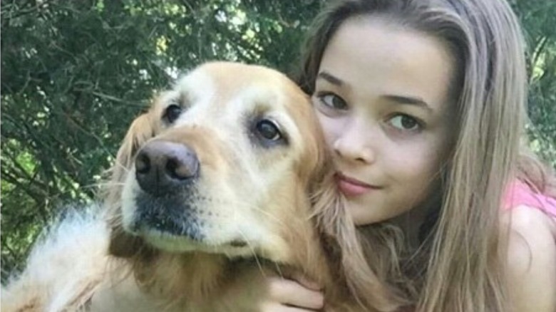 Olivia Dunne serre son chien dans ses bras