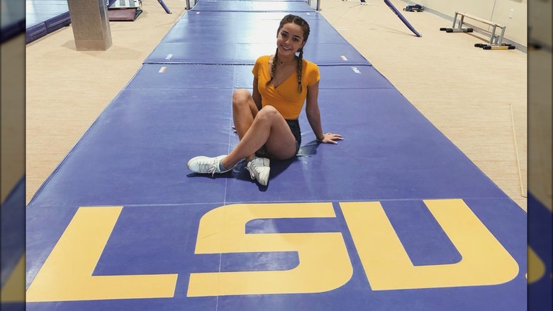 Olivia Dunne assise sur le tapis LSU