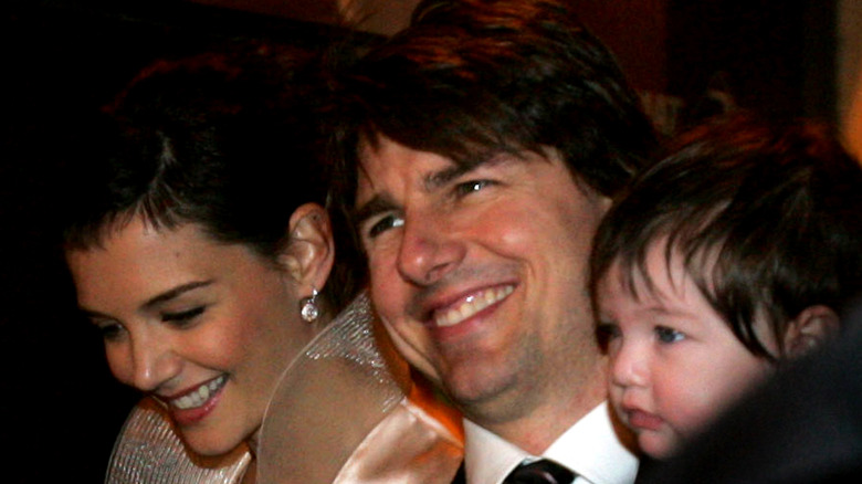 Katie Holmes et Tom Cruise souriants avec Suri Cruise