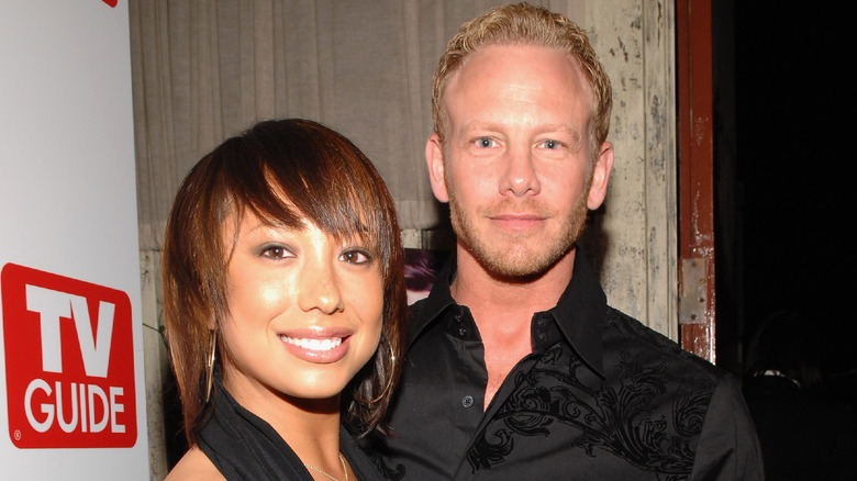 Cheryl Burke et Ian Ziering posant ensemble