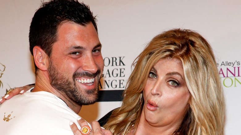 Maksim Chmerkovskiy et Kirstie Alley posent ensemble