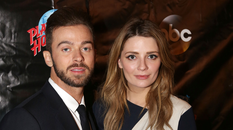 Artem Chigvintsev et Mischa Barton posant ensemble