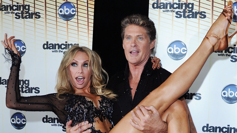 Kym Johnson dans les bras de David Hasselhoff