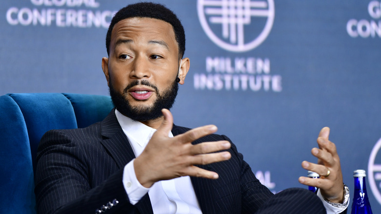 John Legend faisant des gestes