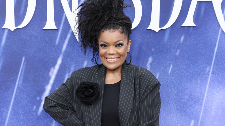 Yvette Nicole Brown avec une queue de cheval haute