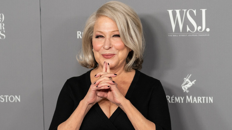 Bette Midler avec les mains jointes