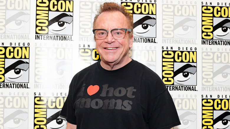 Tom Arnold souriant