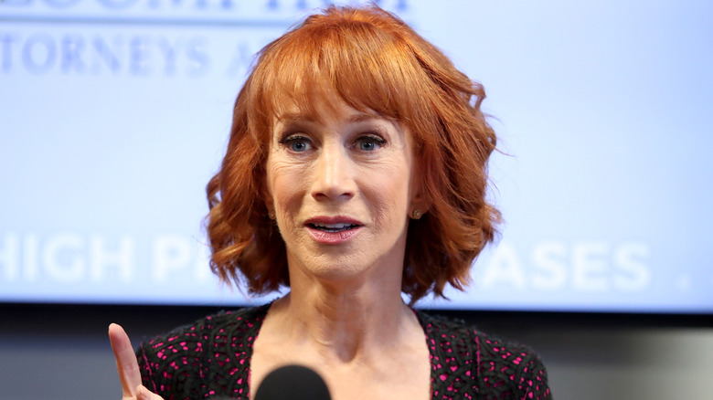 Kathy Griffin avec le doigt levé