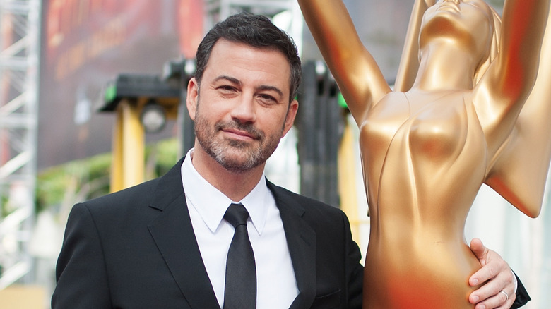 Jimmy Kimmel posant avec la statue des Emmy