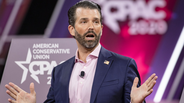 Donald Trump Jr., les mains levées