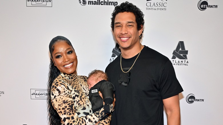 Keke Palmer et Darius Jackson posant avec bébé