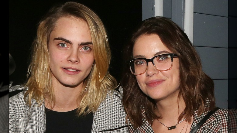 Cara Delevingne et Ashley Benson souriant ensemble