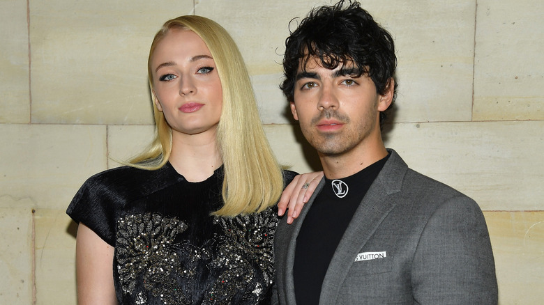 Joe Jonas et Sophie Turne posant