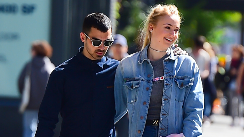 Joe Jonas et Sophie Turner marchant