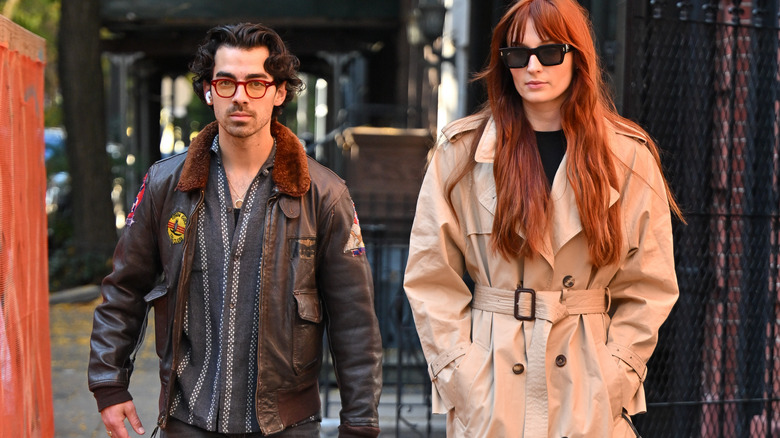 Joe Jonas et Sophie Turner marchant 