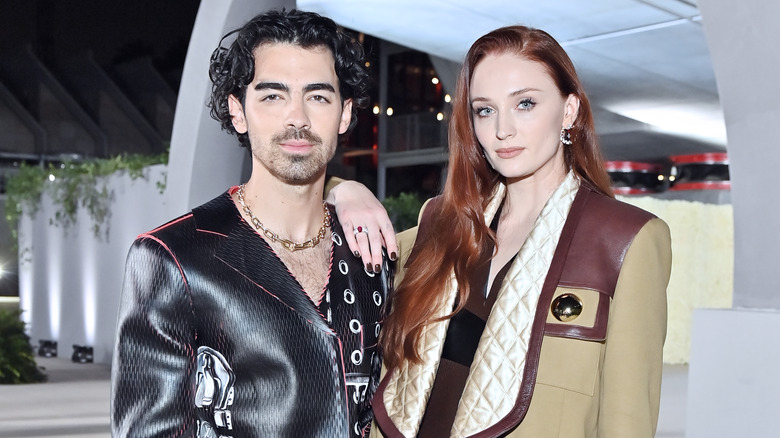 Joe Jonas et Sophie Turner posant