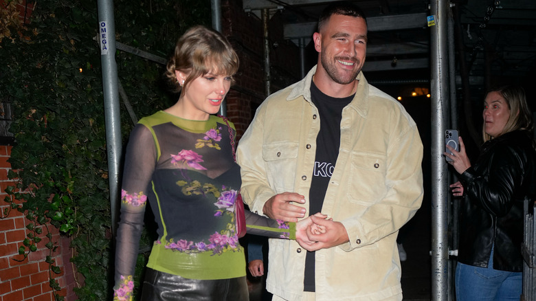 Taylor Swift et Travis Kelce se tenant la main