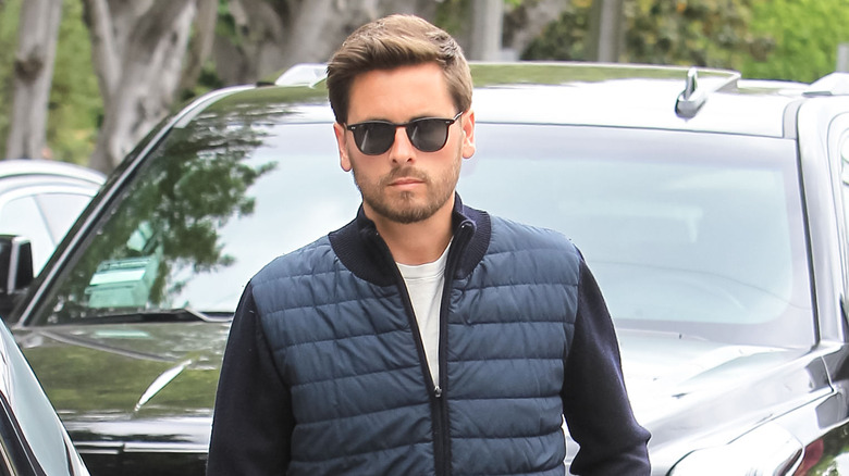 Scott Disick porte des lunettes de soleil