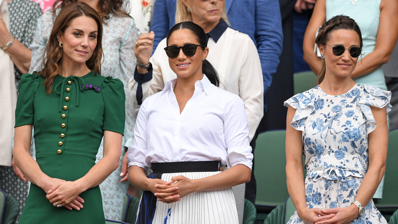 Kate Middleton, Meghan Markle et Pippa Middleton debout