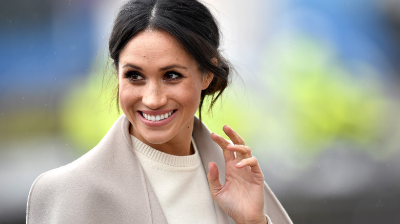 Meghan Markle saluant