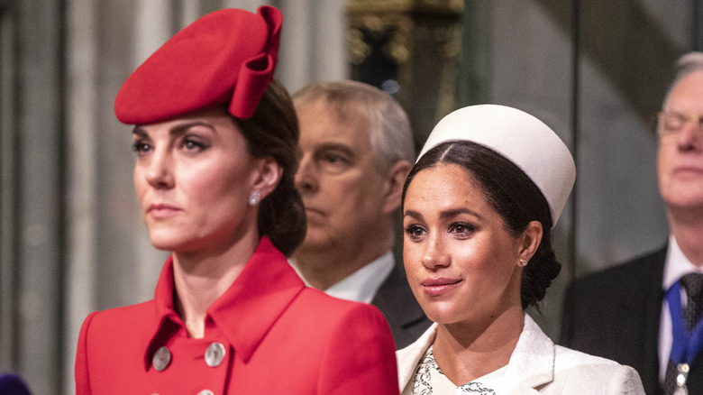 Meghan Markle et Kate Middleton debout