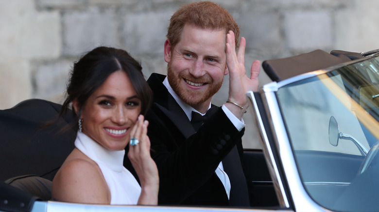 Le prince Harry et Meghan Markle saluant