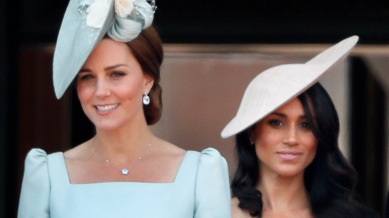 Kate Middleton et Meghan Markle portent des chapeaux